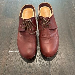 Bryr Lace-Up Clogs